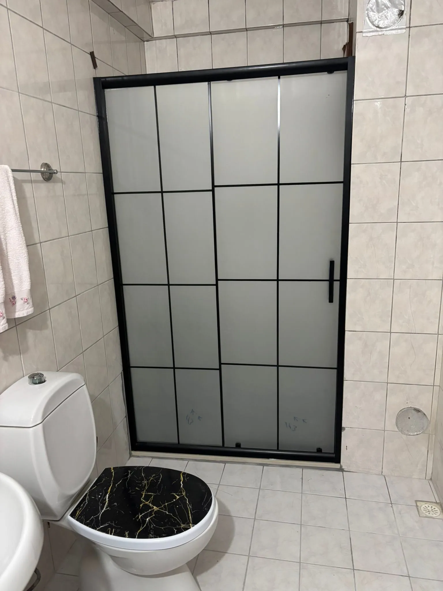 Siyah Karedesenli Dusakabin montajı ve uygulaması
